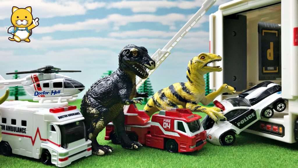 トミカ はたらくくるま 救急車の中に恐竜のおもちゃが突入!ヘリコプターも入るよ子供向け  いーたんおはるこToys
